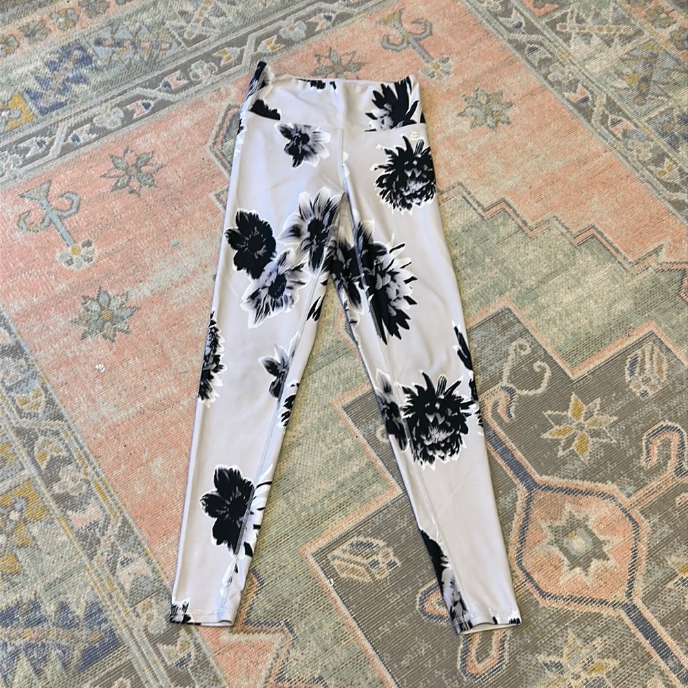 High Waisted Black & White Floral Printed Leggings